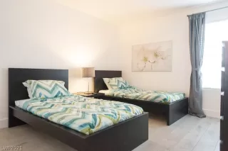 Photo #5: 2308259 Listing