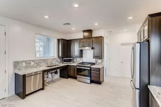 Photo #3: 2308295 Listing