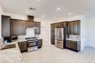 Photo #4: 2308295 Listing