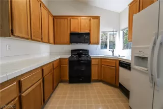 Photo #4: 2308353 Listing