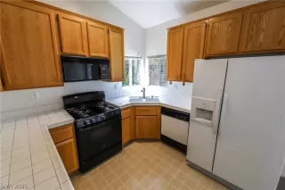 Photo #5: 2308353 Listing