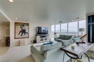 Photo #4: 2308396 Listing