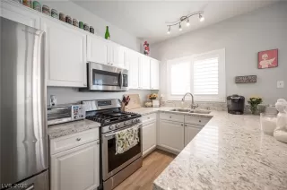 Photo #5: 2308472 Listing