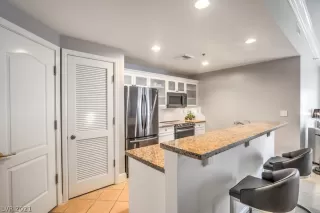 Photo #4: 2308600 Listing