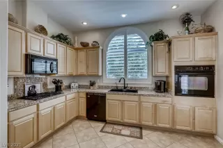 Photo #6: 2308774 Listing