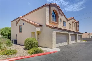 Photo #3: 2308856 Listing