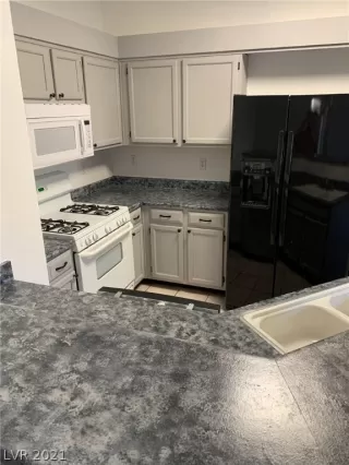 Photo #4: 2309353 Listing