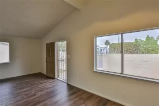 Photo #5: 2310939 Listing