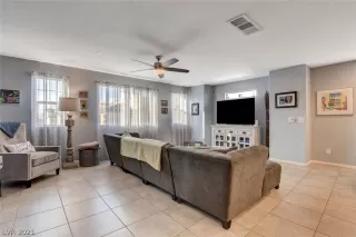 Photo #4: 2310953 Listing