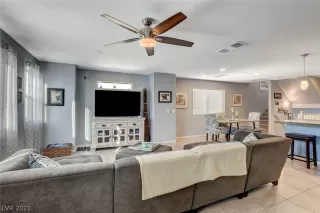 Photo #5: 2310953 Listing