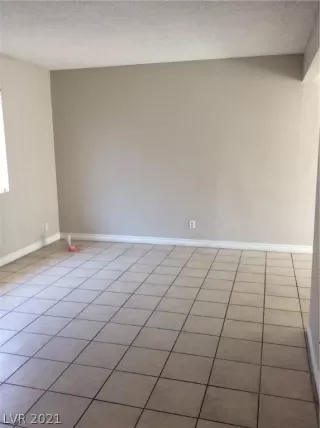 Photo #5: 2311263 Listing