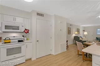 Photo #5: 2311295 Listing