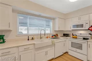 Photo #6: 2311295 Listing