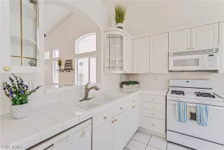 Photo #5: 2311328 Listing 