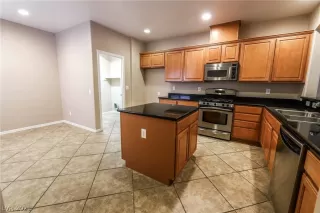 Photo #5: 2311603 Listing