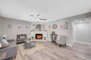 Photo #5: 2311647 Listing