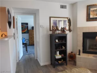 Photo #5: 2311704 Listing