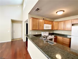 Photo #4: 2311706 Listing