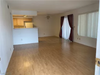 Photo #4: 2311716 Listing