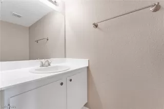 Photo #5: 2311836 Listing