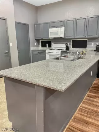 Photo #2: 2312081 Listing 