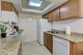 Photo #5: 2312100 Listing