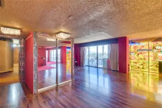 Photo #3: 2312209 Listing