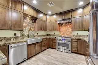 Photo #3: 2312226 Listing