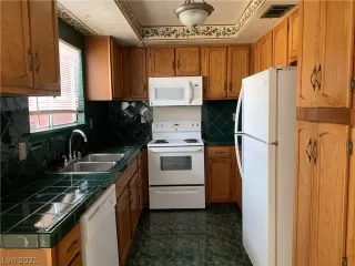 Photo #3: 2312283 Listing