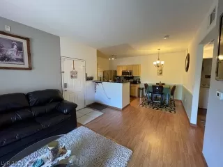 Photo #5: 2312401 Listing