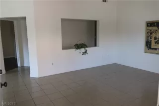 Photo #5: 2312635 Listing