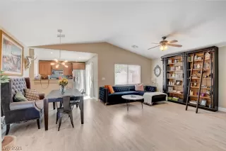 Photo #4: 2312702 Listing