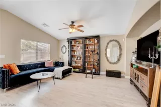 Photo #5: 2312702 Listing