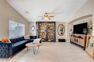 Photo #6: 2312702 Listing