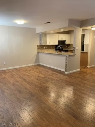 Photo #4: 2312810 Listing