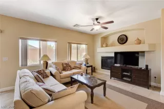 Photo #4: 2312841 Listing