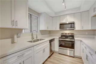 Photo #4: 2312899 Listing