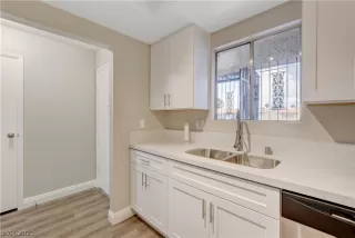Photo #5: 2312899 Listing