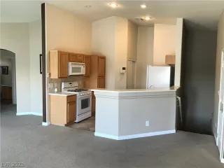 Photo #5: 2312912 Listing