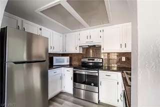 Photo #5: 2313424 Listing