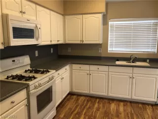 Photo #5: 2313753 Listing