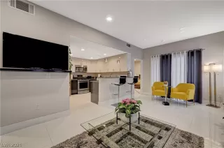 Photo #3: 2313925 Listing