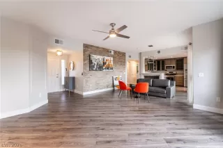 Photo #5: 2314043 Listing