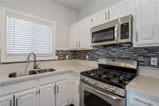 Photo #5: 2314616 Listing