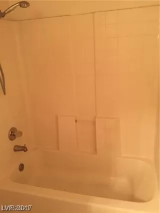 Photo #5: 2314827 Listing