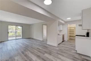 Photo #4: 2315493 Listing