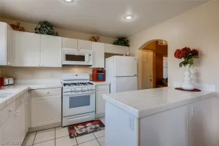 Photo #5: 2315714 Listing