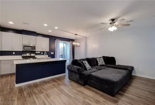 Photo #5: 2315841 Listing