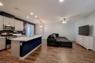 Photo #6: 2315841 Listing