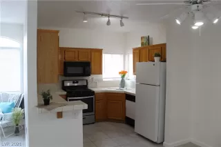 Photo #5: 2315916 Listing